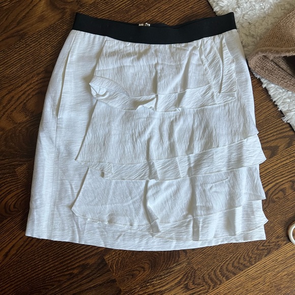 BCBG white skirt size 0. Has small stain and small pills from wear and wash. - Picture 1 of 4